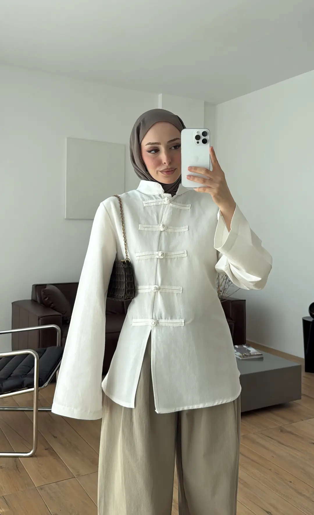 Süslü Düğmeli Keten Bluz Beyaz