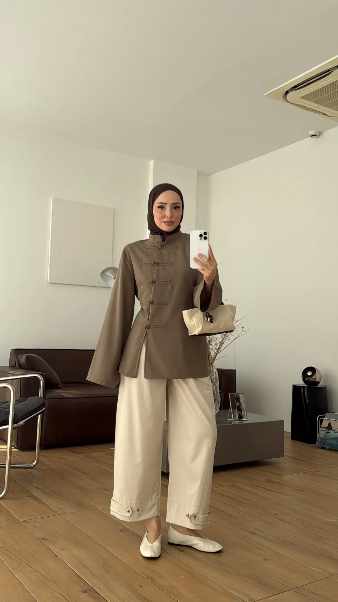  Tok Kumaş Süslü Düğmeli Bluz Vizon
