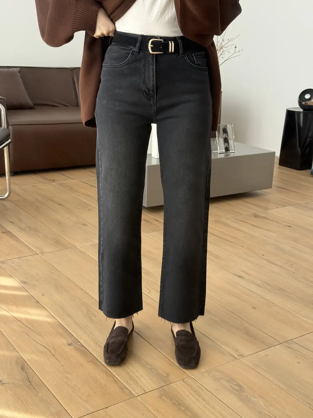 Premium Paçası Kesik Kemerli Siyah Jean